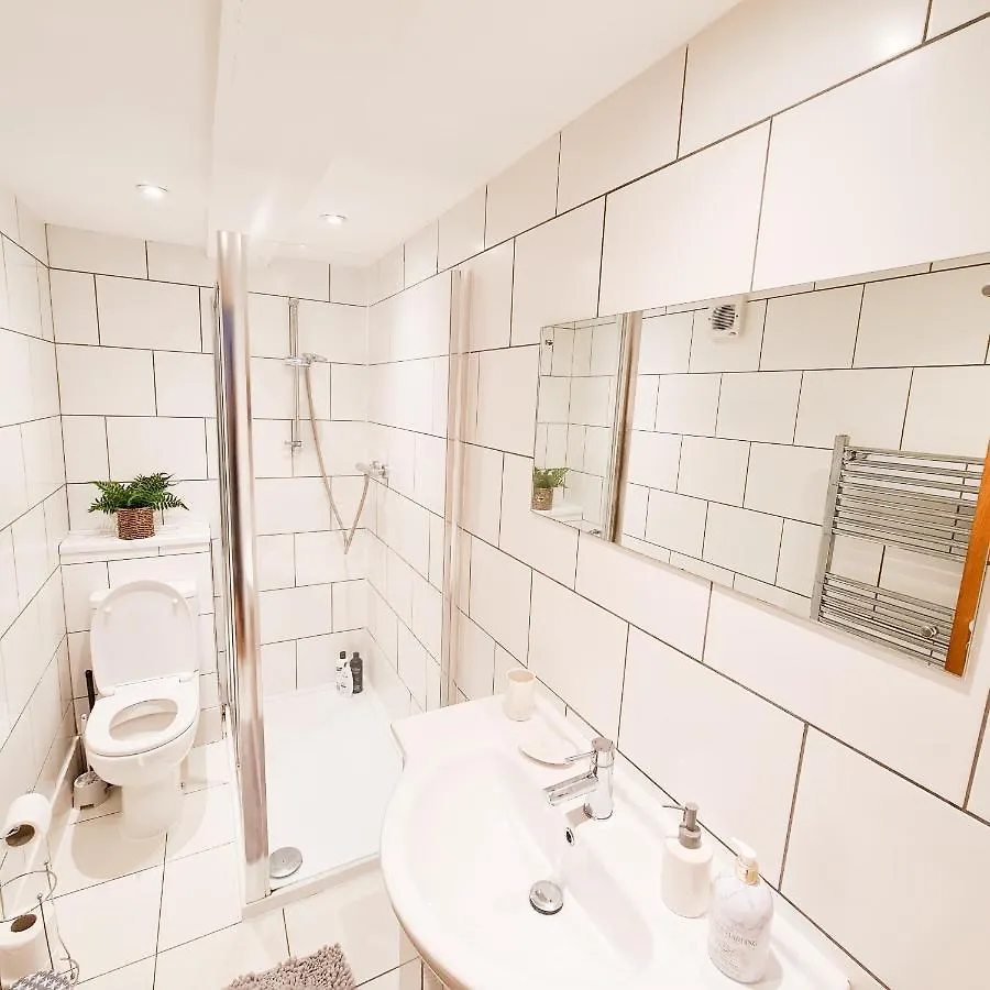 Modern 4 Bedroom Flat Near Brighton Station