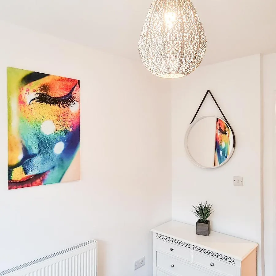 Modern 4 Bedroom Flat Near Brighton Station 0*,
