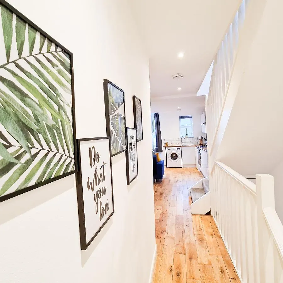 Modern 4 Bedroom Flat Near Brighton Station 0*,