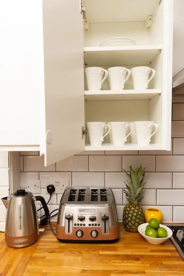 Modern 4 Bedroom Flat Near Brighton Station